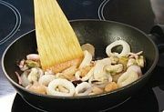 Приготовление блюда по рецепту - Теплый салат из картофеля с морепродуктами (2). Шаг 4