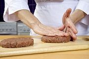 Приготовление блюда по рецепту - Бургеры, фаршированные сыром. Шаг 3
