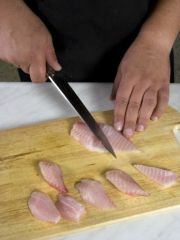 Приготовление блюда по рецепту - Жареное рыбное филе в чесночном соусе. Шаг 1