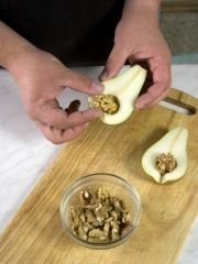 Приготовление блюда по рецепту - Грушевый салат с орехами. Шаг 1