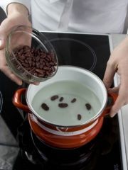 Приготовление блюда по рецепту - Хамраши (Суп-лапша с фрикадельками и фасолью). Шаг 3