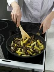 Приготовление блюда по рецепту - Керсус (баранина жареная с картофелем). Шаг 4