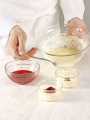 Приготовление блюда по рецепту - Пудинг с йогуртом и малиной. Шаг 3