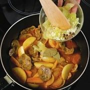 Приготовление блюда по рецепту - Тушеные почки с овощами. Шаг 3