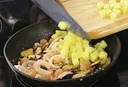 Приготовление блюда по рецепту - Теплый салат из картофеля с морепродуктами (2). Шаг 5