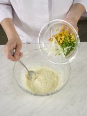 Приготовление блюда по рецепту - Оладьи с креветками и луком. Шаг 3