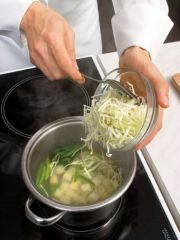 Приготовление блюда по рецепту - Суп молочный с овощами (4). Шаг 2