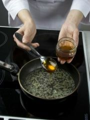 Приготовление блюда по рецепту - Макрель жареная с медово-лимонным соусом. Шаг 4