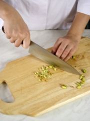 Приготовление блюда по рецепту - Клубничный крем с фисташками. Шаг 4