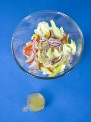 Приготовление блюда по рецепту - Зеленый салат с сыром и кедровыми орехами. Шаг 3