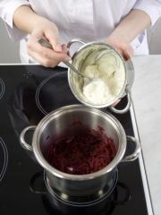 Приготовление блюда по рецепту - Свекла со сливками. Шаг 3