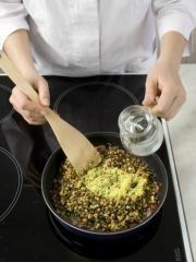 Приготовление блюда по рецепту - Чечевичная похлебка с кабанос. Шаг 3