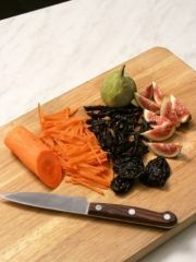 Приготовление блюда по рецепту - Салат из моркови с инжиром и черносливом. Шаг 1