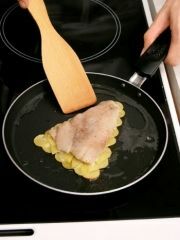 Приготовление блюда по рецепту - Рыба в картофельной «чешуе». Шаг 2