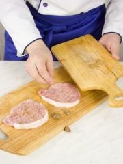 Приготовление блюда по рецепту - Эскалопы из свинины в вине. Шаг 3