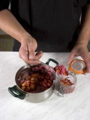 Приготовление блюда по рецепту - Закуска из лука и слив. Шаг 3