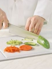 Приготовление блюда по рецепту - Салат из свежих овощей. Шаг 2