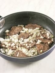 Приготовление блюда по рецепту - Телятина с рисом и грибами. Шаг 2
