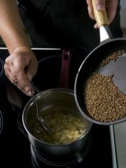 Приготовление блюда по рецепту - Каша гречневая с грибами. Шаг 1