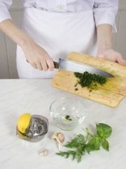 Приготовление блюда по рецепту - Салат из огурцов. Шаг 2