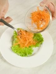 Приготовление блюда по рецепту - Салат из моркови и клубники. Шаг 3