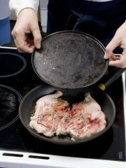 Приготовление блюда по рецепту - Чкмерули цицила (жареный цыпленок под сливочным соусом). Шаг 1