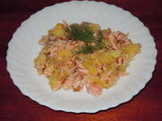 Приготовление блюда по рецепту - Салат из варёного картофеля, копчёной красной рыбы и жареного лука. Шаг 4
