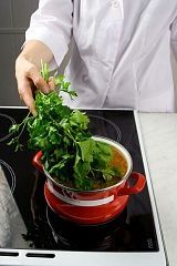 Приготовление блюда по рецепту - Суп с луком-пореем. Шаг 3