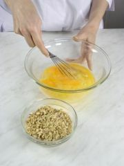 Приготовление блюда по рецепту - Кюкю из зелени с орехами. Шаг 4