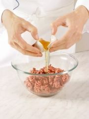 Приготовление блюда по рецепту - Мясной рулет с грибами. Шаг 1