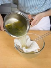 Приготовление блюда по рецепту - Деревенская похлебка из говядины с чесноком. Шаг 2