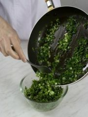 Приготовление блюда по рецепту - Кюкю из зелени с орехами. Шаг 2