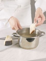 Приготовление блюда по рецепту - Уха с помидорами. Шаг 2