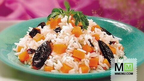 Морковь, тушенная с рисом и черносливом