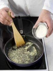 Приготовление блюда по рецепту - Мукляд (мидии в луковом соусе). Шаг 2