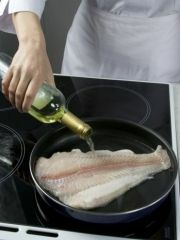 Приготовление блюда по рецепту - Морской язык с виноградом в сливочном соусе. Шаг 1
