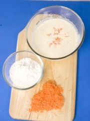 Приготовление блюда по рецепту - Морковно-апельсиновые кексы. Шаг 2