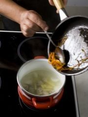 Приготовление блюда по рецепту - Суп с фрикадельками. Шаг 2