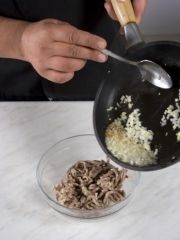 Приготовление блюда по рецепту - Рулет с фасолью и беконом. Шаг 1