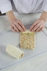 Приготовление блюда по рецепту - Бутербродные рулетики с карри. Шаг 4
