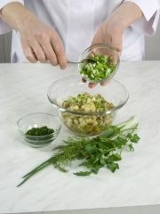 Приготовление блюда по рецепту - Салат из баклажанов, жаренных на вертеле. Шаг 5