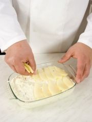 Приготовление блюда по рецепту - Творожная запеканка с грушей и сухофруктами. Шаг 4