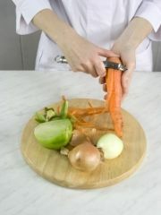 Приготовление блюда по рецепту - Салат из редьки с луком и морковью. Шаг 1