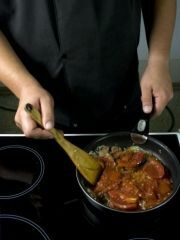 Приготовление блюда по рецепту - Тефтели в томатном соусе. Шаг 2