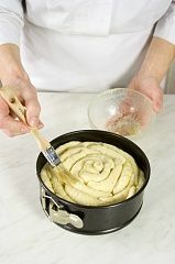 Приготовление блюда по рецепту - Хлеб-роза с сыром и укропом. Шаг 3