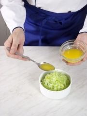 Приготовление блюда по рецепту - Закуска из редьки с луком. Шаг 3