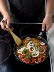 Приготовление блюда по рецепту - Салат из помидоров с фасолью. Шаг 1