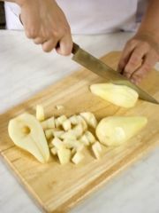 Приготовление блюда по рецепту - Салат из груш, граната и слив. Шаг 1