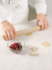 Приготовление блюда по рецепту - Суп из вишен с варениками. Шаг 2