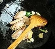 Приготовление блюда по рецепту - Крылышки с шампиньонами. Шаг 4